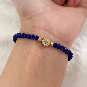 Bracelet perlé fait main avec pierres bleu marine facettées et médaille dorée
