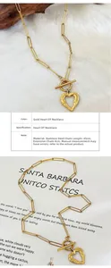 Dettaglio della collana con ciondolo a cuore dorato con texture lava e dimensioni catena