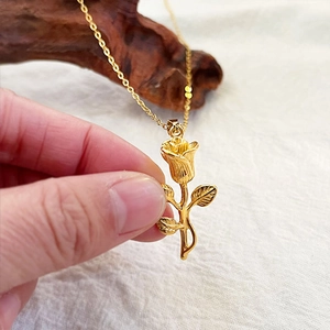 Collier vintage avec pendentif rose dorée et feuilles sur chaîne fine pour femmes