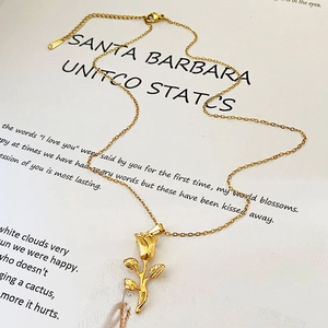Élégant collier pendentif rose dorée en acier inoxydable avec finition vintage polie