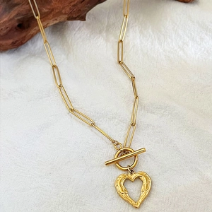 Collana a catena a graffetta dorata con chiusura a levetta OT e ciondolo a cuore martellato