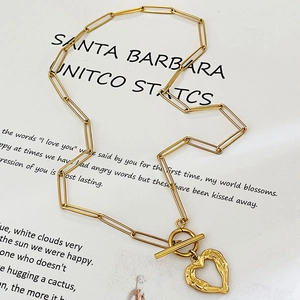 Collana a catena a graffetta dorata con ciondolo a cuore e chiusura a levetta