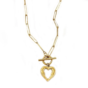 Collana a catena paperclip dorata con ciondolo a cuore e chiusura a barra a T su sfondo bianco