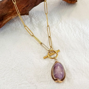 Collana bohémien in acciaio inox dorato con ciondolo a goccia viola e chiusura a levetta