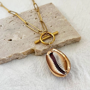 Collana bohémien in conchiglia dorata con catena a graffetta e chiusura a levetta OT