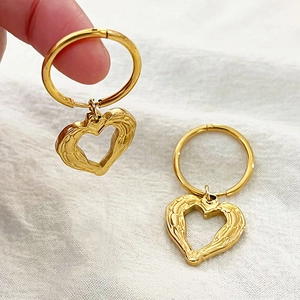 Französische Vintage 18K Gold Herz-Ohrringe aus Titanstahl im hohlen Retro-Design