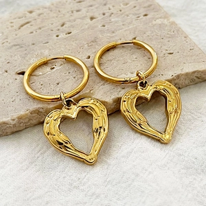 Französische Vintage-Ohrringe mit 18K Gold beschichtet, Herz-Design auf Naturstein