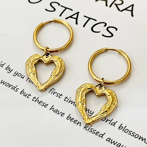 Französische Vintage-Ohrringe mit hohlem Herzanhänger und geprägter Feder-Textur in 18K Gold