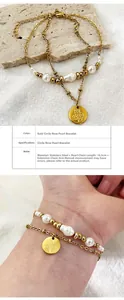 Détail du bracelet perles en acier titane doré avec pendentif rose et chaîne réglable