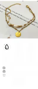 Détail du bracelet doré à double couche avec perles et pendentif rond à motif floral