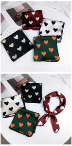 Vue détaillée de foulards en satin de 60cm avec imprimé cœur en plusieurs coloris