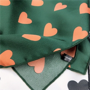 Foulard carré vert foncé 60cm à motif cœur en polyester avec finitions de haute qualité