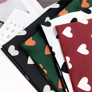 Carrés de soie de 60cm avec imprimés cœurs en noir, vert, blanc et rouge élégant