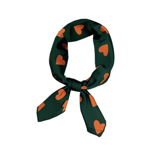 Foulard en satin vert foncé avec cœurs orange, noué avec élégance pour femmes