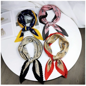 Gros plan de foulards en soie plissés avec imprimé zèbre en quatre couleurs variées