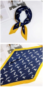 Détail du foulard plissé en soie avec imprimé zèbre en bleu marine et jaune vif contrasté
