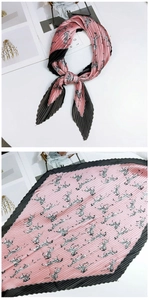 Détail du petit foulard carré plissé à imprimé zèbre rose et noir et texture fine