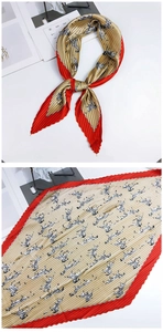 Détail d'un foulard en soie plissé rouge et doré avec motif zébré et style noué