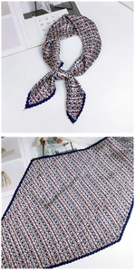 Détail macro d'un foulard en soie plissé géométrique rouge blanc bleu à texture accordéon