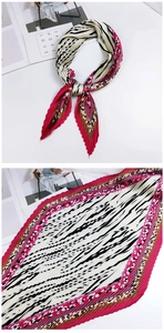 Détail d'un foulard plissé en losange avec imprimé léopard et bords en dents de scie