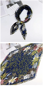 Vue détaillée du foulard en soie plissé avec motifs floraux marine, zèbre et léopard
