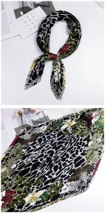 Détail d'une écharpe plissée avec imprimé léopard et motifs floraux colorés sur mousseline