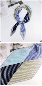 Détail d'un foulard en soie plissé aux motifs géométriques bleu et beige élégants