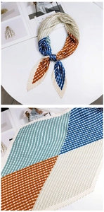 Détail d'un foulard en soie plissé avec motif géométrique et texture du tissu