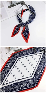 Détail d'un foulard plissé en soie avec motif cachemire marine et rouge élégant