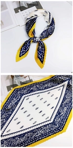 Détail d'un foulard en soie plissé avec motifs paisley et bordures géométriques