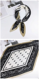 Détails d'un foulard plissé en forme de losange avec motif cachemire classique noir et blanc