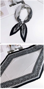 Vue détaillée du foulard plissé en losange avec motifs floraux noirs et blancs