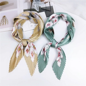 Foulard plissé floral en jaune pâle et vert haricot avec bords dentelés élégants