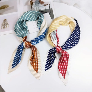 Petit foulard plissé en soie pour femme avec motifs géométriques et plis accordéon