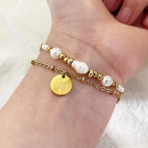 Ensemble de bracelets superposés en perles dorées avec pendentif fleur gravé