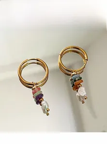 Détail boucles d'oreilles doubles cercles dorés avec perles colorées et baroque