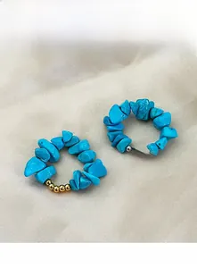 Detail showing elastic rings with irregular natural stones and gold silver beads