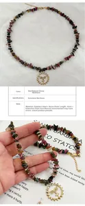 Détail d'un collier en pierres naturelles colorées avec pendentif soleil doré et acier