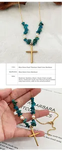 Détail du collier croix 45cm avec pierres bleues concassées et perles sur acier inoxydable