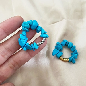 Elastic ring with irregular natural blue stones and gold or silver beads for women