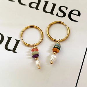 Boucles d'oreilles créoles rétro avec pierres naturelles et perles d'eau douce