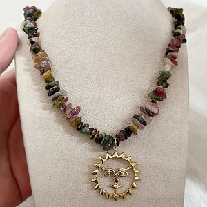 Collier Bohème Pierres Naturelles Pendentif Visage Soleil Acier Inoxydable Bijou Rétro Fait Main Pour Femmes
