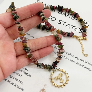 Collier en pierres naturelles colorées avec pendentif soleil doré et chaîne réglable