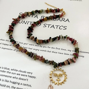 Collier fait main avec pierres naturelles colorées et pendentif relief visage soleil