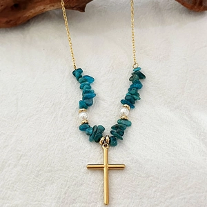 Collier avec pendentif croix de style vintage, pierres turquoise et perles sur chaîne dorée