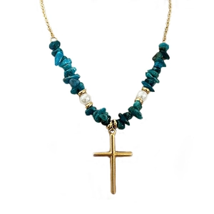 Collier croix bohème avec chaîne dorée, pierres turquoise et perles blanches sur fond blanc