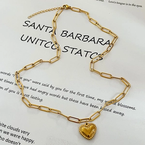 Collana a catena a graffetta in acciaio dorato con pendente a cuore in stile retrò francese