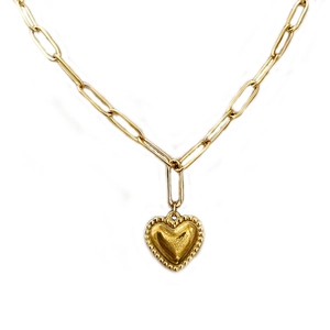 Collana con ciondolo a cuore dorato e catena a graffetta su sfondo bianco pulito