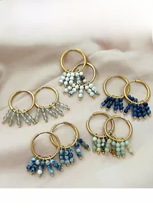 Vue détaillée à plat de boucles d'oreilles en acier 18k avec diverses pierres naturelles