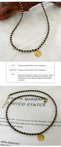 Détails du collier de perles fait main avec pendentif rond gravé d'une rose en acier pur